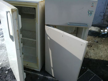 Вывезенные старые холодильники